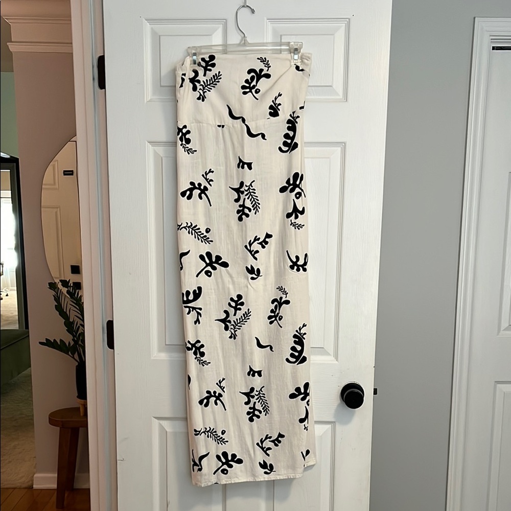 Elegant Black and White Patterned Strapless Dress